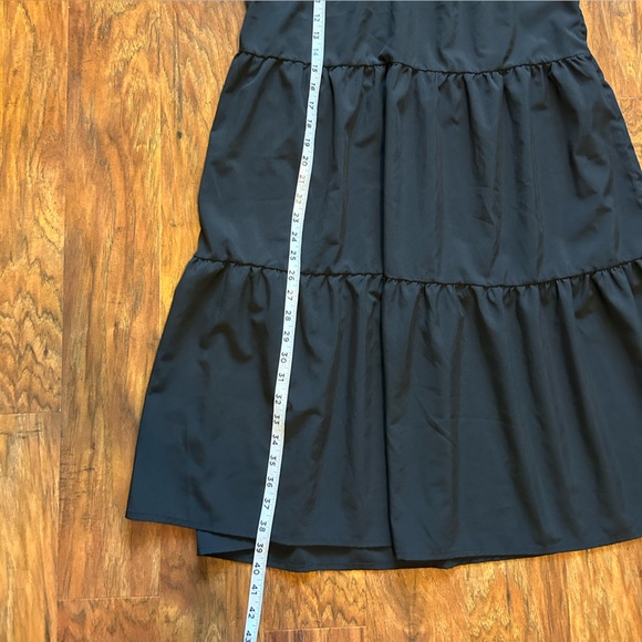 Women’s Black Tiered Short Sleeved Dress Fits - Picture 7 of 8